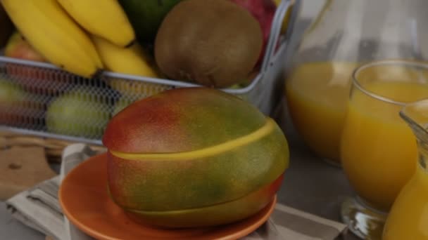 Sarı Ferahlatıcı Yaz Içkileri Taze Mango Suyu Portakal Suyu Meyve — Stok video