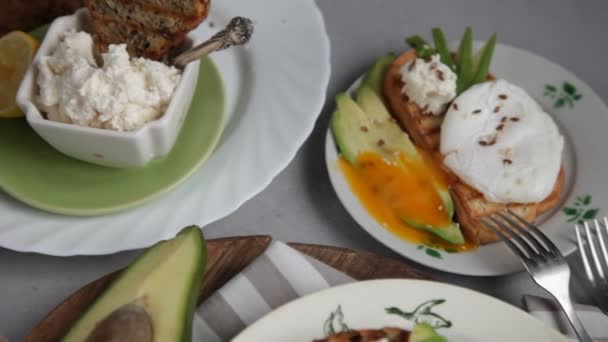 Бутерброди Авокадо Яким Сиром Посипані Насінням Льону Кунжуту Сніданок Столі — стокове відео