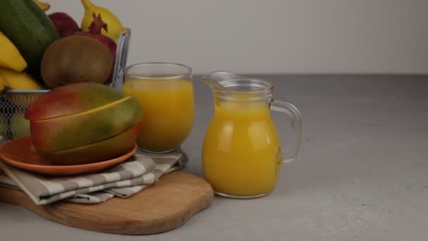 Bebidas Amarillas Refrescantes Verano Zumo Mango Fresco Zumo Naranja Cesta — Vídeos de Stock