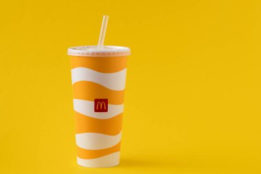 Sarı bardak McDonalds. Kapaklı kağıt bardak. Paket servis içkisi. McDonalds 'ın logosu kopyalama alanı. Ukraynalı, Kyiv - 02 Mart 2023.
