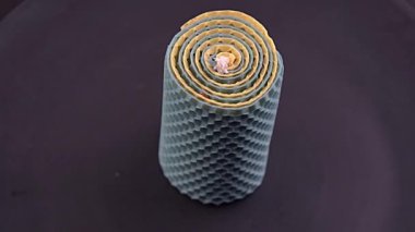 Sarı ve mavi balmumu. Arıcılığın ürünü. Mum boyası. Arı peteği el yapımı. Üst Manzara. Aroma terapisi. Romantik dekor. Siyah tablo arkaplanı