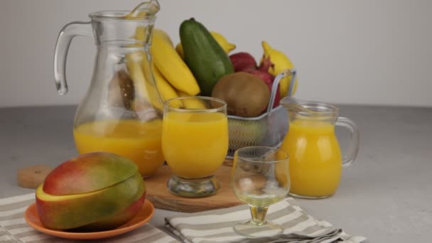 Żółte Orzeźwiające Letnie Drinki Świeży Sok Mango Sok Pomarańczowy Kosz — Wideo stockowe