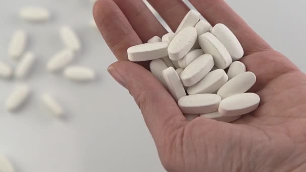 Vierta Una Dosis Comprimidos Mano Tratamiento Del Comprimido Vitaminas Suplementos — Vídeos de Stock