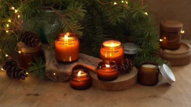 Soya mumları cam kavanozlarda yanar. Evdeki rahatlık. Kahverengi kavanozdaki mum. Koku ve ışık. Kokulu el yapımı mum. Aroma terapisi. Noel ağacı ve kış havası. Sıcak ev dekorasyonu. Şenlikli dekorasyon.