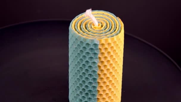 黄色和蓝色的蜂蜡蜡烛 养蜂业的产品 蜡蜡烛Diy 蜜蜂蜂窝手工制作工艺 顶部视图 芳香疗法 浪漫装饰 黑桌背景 — 图库视频影像