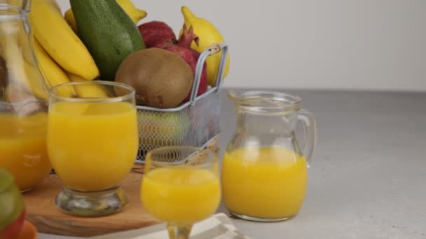 Gele Verfrissende Zomerdrankjes Verse Mangosap Sinaasappelsap Een Fruitmand Tafel Een — Stockvideo