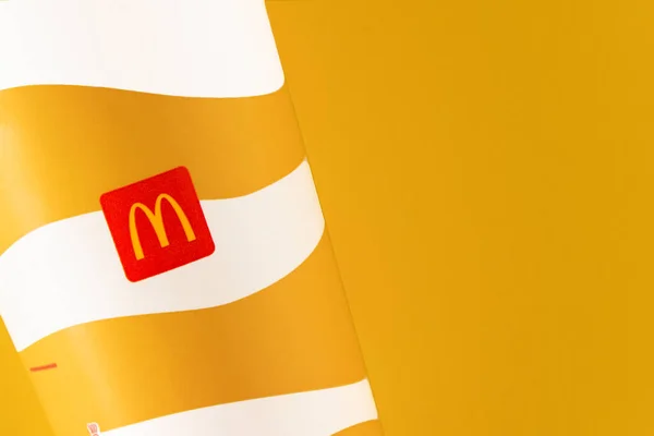 Yellow Glass Mcdonalds Paper Cup Lid Takeaway Drink Mcdonalds Logo — 스톡 사진