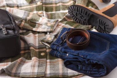 Kıyafet takımı. Kontrol edilmiş gömlek, kot pantolon, bej botlar, deri sırt çantası. Ayakkabılar ve gardırop. Kadınların modern tarzı. Kıyafet üst görünümü. Kadın kıyafetleri ve aksesuarlar bahar kış kış kıyafetleri..