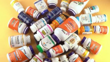 iHerb 'den vitaminler, mineraller ve mikro besinler. Bir sürü farklı kavanoz. Biyolojik olarak aktif gıda katkı maddeleri. Beslenme takviyesi çevrimiçi alınıyor. Sağlık için ilaçlar. Kyiv, Ukrayna - 13 Temmuz 2022