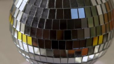 Ayna disko topu arka planı. Parlak dekorasyon, gümüş dekor. Parti Disko Topu dönüyor ve parıldıyor. Yakın plan. Yavaş hareketler