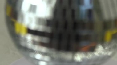 Bbokeh soyut bulanık arkaplanı sil. Ayna disko topu arka planı. Parlak dekorasyon, gümüş dekor. Dön ve parla. Bulanık.