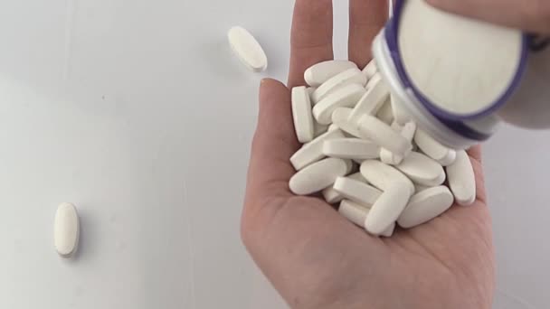Öntsön Egy Adag Tablettát Kezébe Tabletta Kezelés Vitaminok Étrend Kiegészítő — Stock videók
