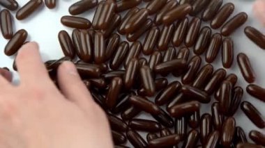 Bir sürü hap. Vitamin tableti arka planı. Tedavi, ilaç, eczane. Eczacılık. Ayçiçeği lecithin. Biyolojik gıda katkı maddeleri. İlaçlar, haplar ve uyuşturucular.