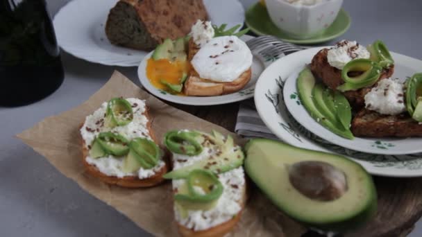 Sandwiches Avocado Soft Cheese Sprinkled Flax Sesame Seeds Breakfast Table — Vídeos de Stock