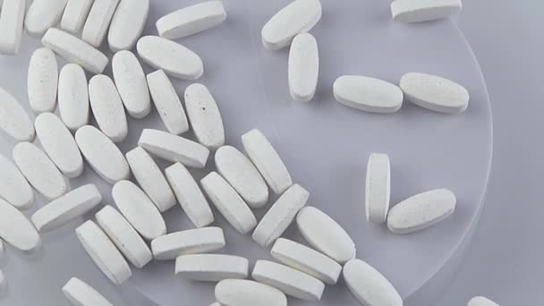 Πολλά Λευκά Χάπια Βιταμίνες Και Βιολογικά Συμπληρώματα Ιατρική Θεραπεία Και — Αρχείο Βίντεο