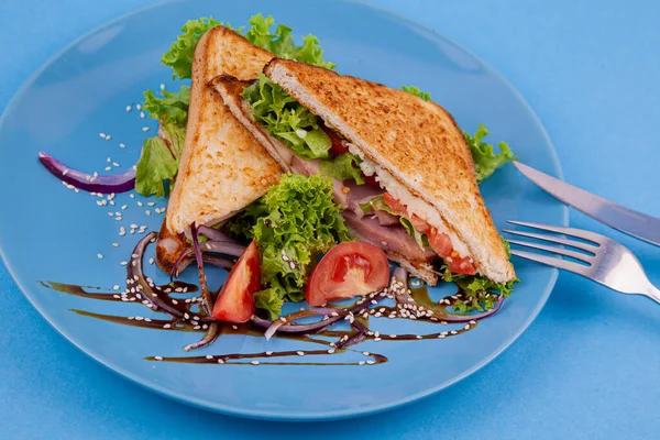Desayuno Tostada Sándwich Con Ensalada Fondo Azul Pan Tomate Beakon —  Fotos de Stock