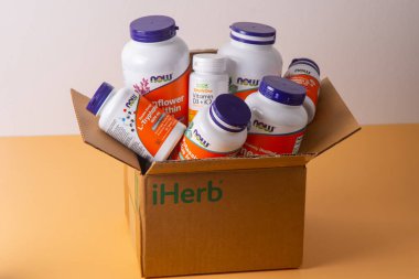 iHerb kutusundan vitaminler, mineraller ve mikro besinler. Bir sürü farklı kavanoz. Biyolojik olarak aktif gıda katkı maddeleri. Beslenme takviyesi çevrimiçi alınıyor. Sağlık için ilaçlar. Kyiv, Ukrayna - 13 Temmuz 2022