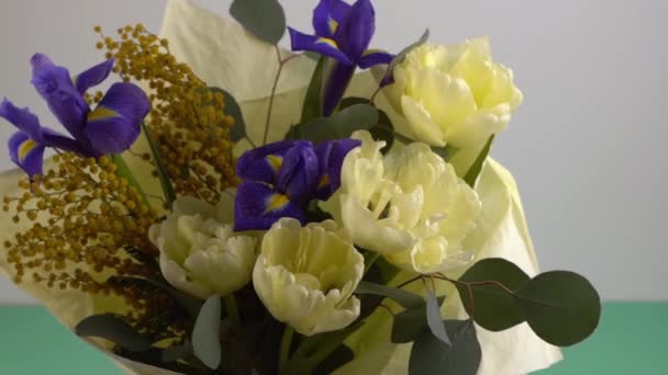 Ανοιξιάτικο Μπουκέτο Λουλούδια Ίριδες Τουλίπες Μιμόζα Και Ευκάλυπτος Κίτρινο Και — Αρχείο Βίντεο