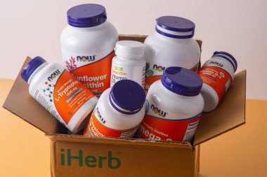 iHerb kutusundan vitaminler, mineraller ve mikro besinler. Bir sürü farklı kavanoz. Biyolojik olarak aktif gıda katkı maddeleri. Beslenme takviyesi çevrimiçi alınıyor. Sağlık için ilaçlar. Kyiv, Ukrayna - 13 Temmuz 2022