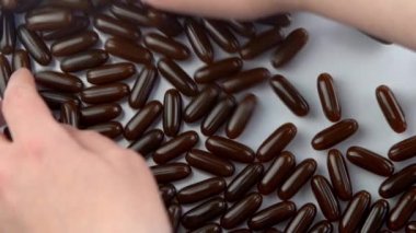 Bir sürü hap. Vitamin tableti arka planı. Tedavi, ilaç, eczane. Eczacılık. Ayçiçeği lecithin. Biyolojik gıda katkı maddeleri. İlaçlar, haplar ve uyuşturucular.