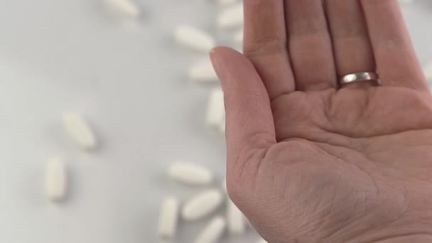 Nalijte Ruky Dávku Tablet Léčba Tabletami Vitamíny Doplňky Stravy Léky — Stock video