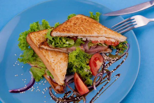 Torrada Sanduíche Com Salada Fundo Azul Pão Tomate Beakon Vista — Fotografia de Stock