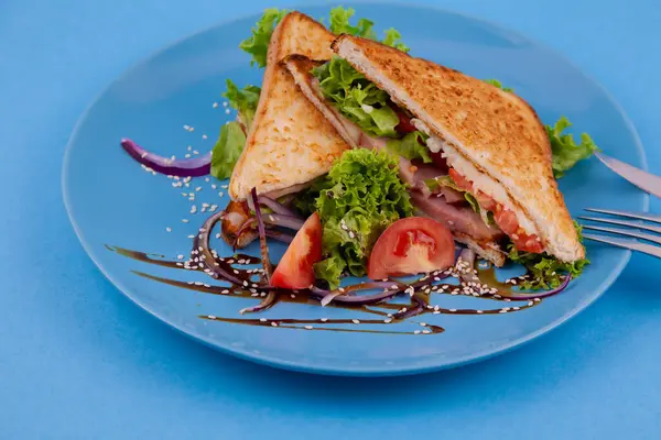 Desayuno Tostada Sándwich Con Ensalada Fondo Azul Pan Tomate Beakon —  Fotos de Stock