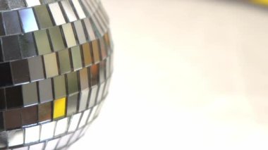 Ayna disko topu arka planı. Parlak dekorasyon, gümüş dekor. Parti Disko Topu dönüyor ve parıldıyor. Yakın plan. Yavaş hareketler