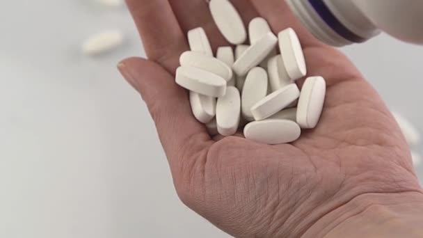 Häll Dos Tabletter Handen Tablettbehandling Vitaminer Kosttillskott Smärtstillande Och Febernedsättande — Stockvideo