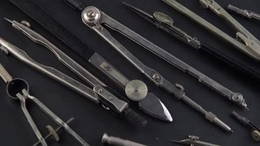 Çizim için pusula. Bir dizi eski pusula. Siyah arka planda Retro metal pusula ve taslak araçları. Kalem çiziyorum. Çalışma çizimi aracı