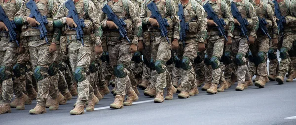 Soldados Militares Marcham Desfile Com Armas Farda Pixel Pernas Soldado — Fotografia de Stock