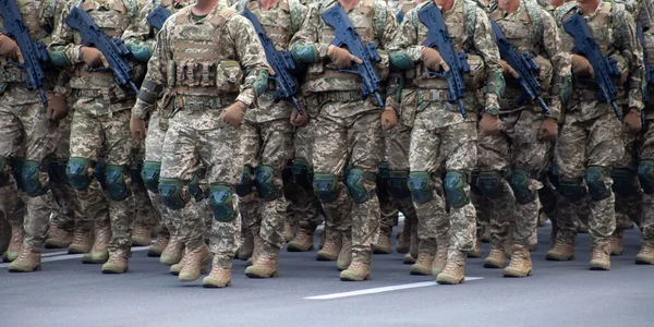군인들 무기를 유니폼이야 부대와 부대의 부대입니다 남자는 권력을 잡는다 — 스톡 사진