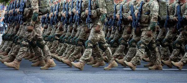 Katonai Katonák Vonulnak Egy Felvonuláson Fegyverekkel Pixel Egyenruha Katona Lábak — Stock Fotó