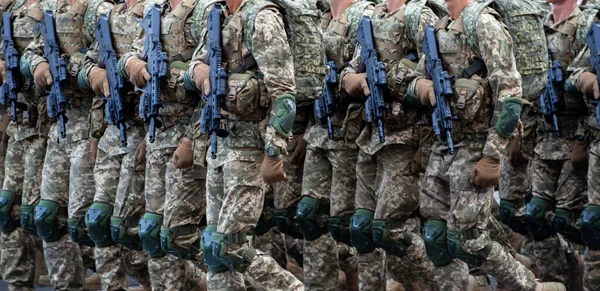 Katonai Katonák Vonulnak Egy Felvonuláson Fegyverekkel Pixel Egyenruha Katona Lábak — Stock Fotó