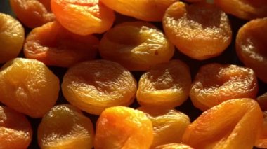 Kurutulmuş kayısıları yakından çek. Kuru, çiğ kayısı ve meyve yemeği. Üst manzara kasesi. Lezzetli sağlıklı tatlı