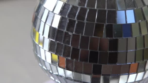 ミラーディスコボールの背景 素晴らしい装飾 銀の装飾 パーティーディスコボールはスピンとシマー 接近中だ スローモーション — ストック動画