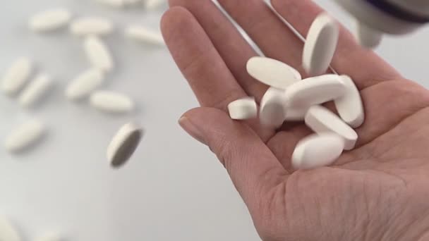 Wlać Dawkę Tabletek Ręki Leczenie Tabletkami Witaminy Suplementy Diety Środki — Wideo stockowe