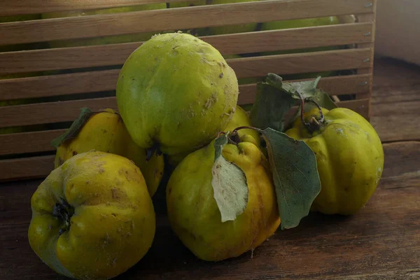 いい果物だ 木製の背景にまだ生活 果実は熟す ビタミン食品 — ストック写真