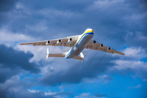 Egy Nagy Teherszállító Gép Repül Kék Égen Légi Közlekedés Repülőgép — Stock Fotó