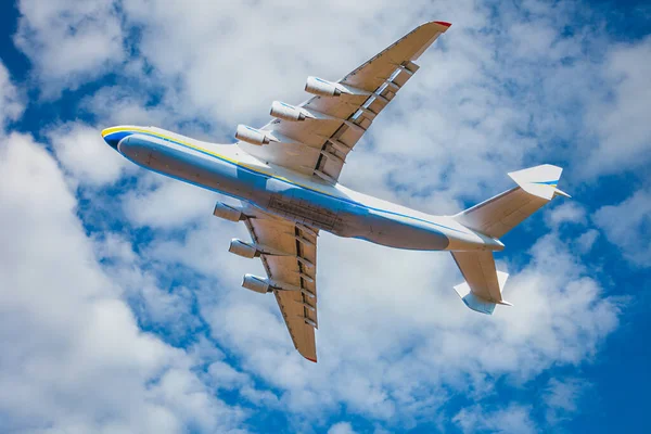Gros Avion Cargo Vole Dans Ciel Bleu Transport Aérien Symbole — Photo