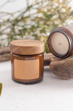 Cam bir kavanozda ahşap kapaklı soya aromalı mum. Uzay etiketini kopyala. Güzellik ve güzellik merkezi. Evde Aromaterapi. Kokulu mumlar hazır. Minimalizm estetik arka planı. Sıcak romantizm havası.