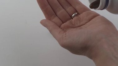 Hapları kavanozdan dök. Vitamin tableti arka planı. Tedavi, ilaç, eczane. Eczacılık. Ayçiçeği lecithin. Biyolojik gıda katkı maddeleri. İlaçlar, haplar ve konteynır el.