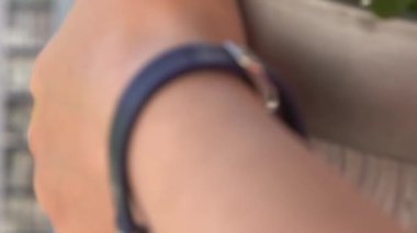 Beyaz mor ibneler rüzgarda sallanıyor. Bahçe arka planı. Bir nonoş Viola çiçeği yetiştir ilkbaharda. Güneşli bir gün. Bahçıvanlık. Eller balkona çömlek assın..