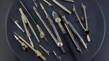 Çizim için pusula. Bir dizi eski pusula. Siyah arka planda Retro metal pusula ve taslak araçları. Kalem çiziyorum. Çalışma çizimi aracı