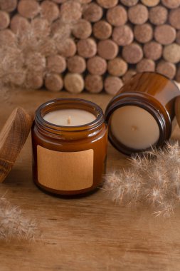 Cam bir kavanozda ahşap kapaklı soya aromalı mum. Uzay etiketini kopyala. Güzellik ve güzellik merkezi. Evde Aromaterapi. Kokulu mumlar hazır. Minimalizm estetik arka planı. Sıcak romantizm havası.