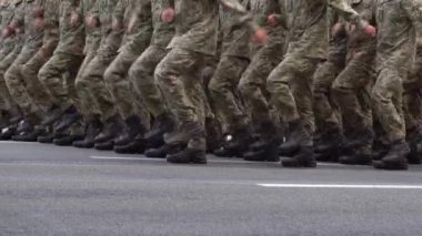 Geçit töreninde yürüyen askerler. Asker bacakları. Boots kuvvetleri ve piyade askerleri. Ordu marşı. - Savunma ekibi. Kalabalık gidiyor. Silahlı kuvvetler peşpeşe yürüyor. Piksel üniforması. Savaş geçmişi.