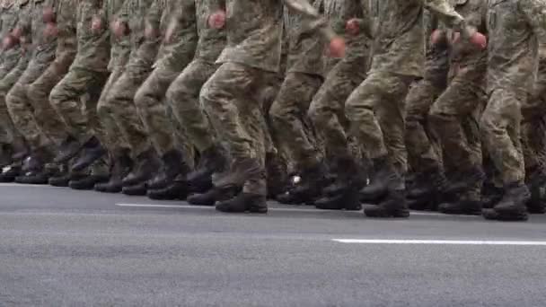 パレードに行進する軍人 兵士の足 ブーツ部隊と歩兵兵士 軍の行進だ ディフェンダーチーム 群衆の男が行く 軍隊が列を作って歩く ピクセル均一 戦争の背景 — ストック動画