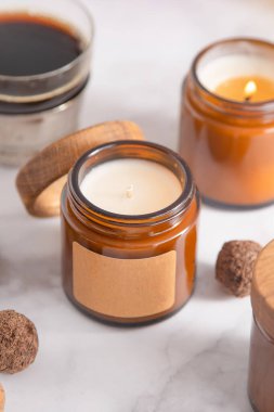 Cam bir kavanozda ahşap kapaklı soya aromalı mum. Uzay etiketini kopyala. Güzellik ve güzellik merkezi. Evde Aromaterapi. Kokulu mumlar hazır. Minimalizm estetik arka planı. Sıcak romantizm havası.