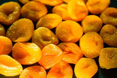 Kurutulmuş kayısıları yakından çek. Kuru, çiğ kayısı ve meyve yemeği. Üst manzara kasesi. Lezzetli, sağlıklı tatlı. Süper yiyecek geçmişi