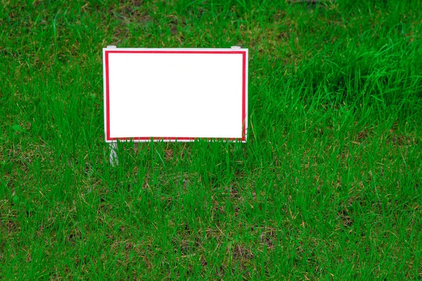 草坪上的绿色草坪上有指路标 横幅上贴有销售文字的地方 禁止遛狗 禁止在草坪上行走 这很危险 信息板布局 莫科普 — 图库照片